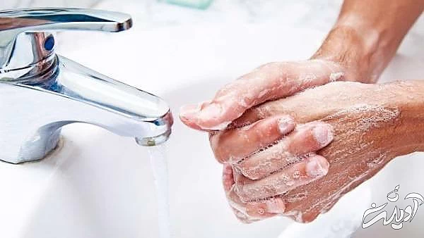 شستن با صابون برای رفع جای چسب از روی پوست شستن پوست با صابون